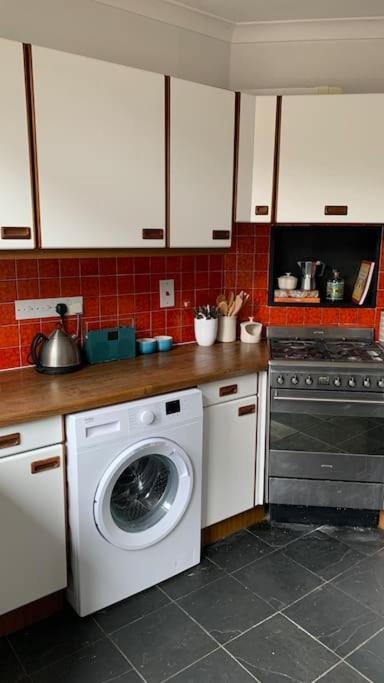 Lovely 4 Bedroom Home, Stones Throw From The Beach Brighton Eksteriør bilde